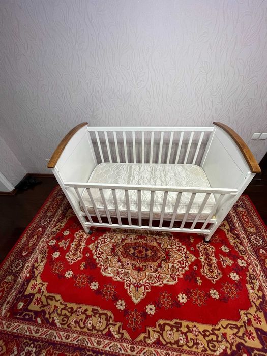 Продается фирменная детская деревянная кроватка , Турция