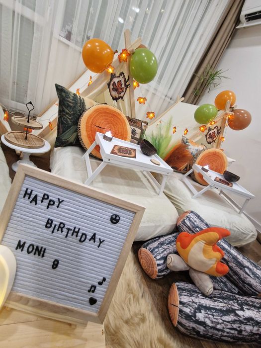 Парти къмпинг с палатки за рожден ден, пикник, празник.