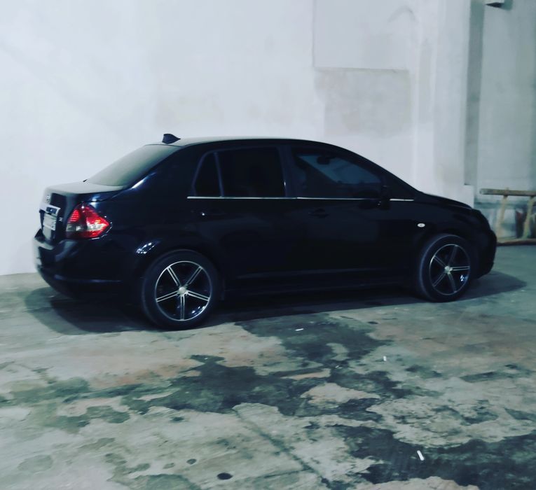 Nissan Tiida sotiladi qora