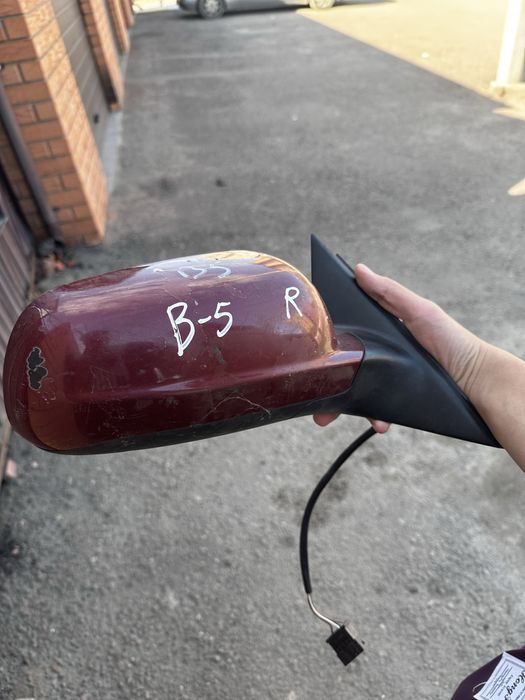 Правое зеркало Volkswagen Passat B5