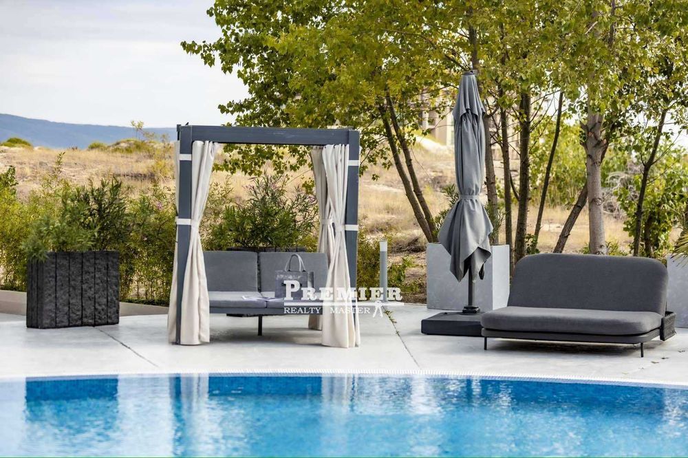 Двустаен със собствен “английски двор“, на метри от плажните дюни