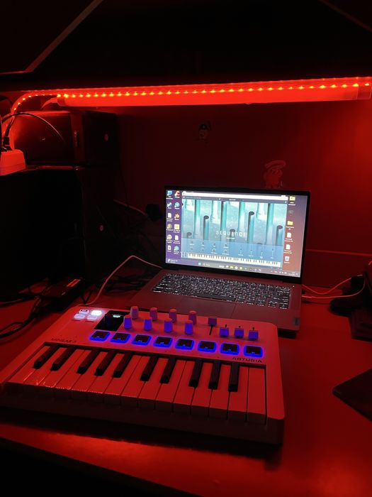 Продам Midi клавиатуру Arturia minilab 3