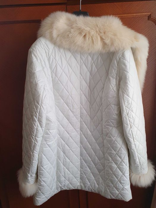 Haina alba cu blana de vulpe