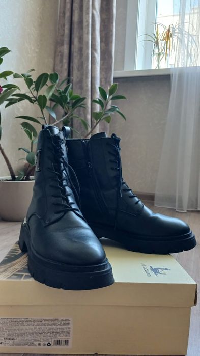 Продам зимние ботинки женские