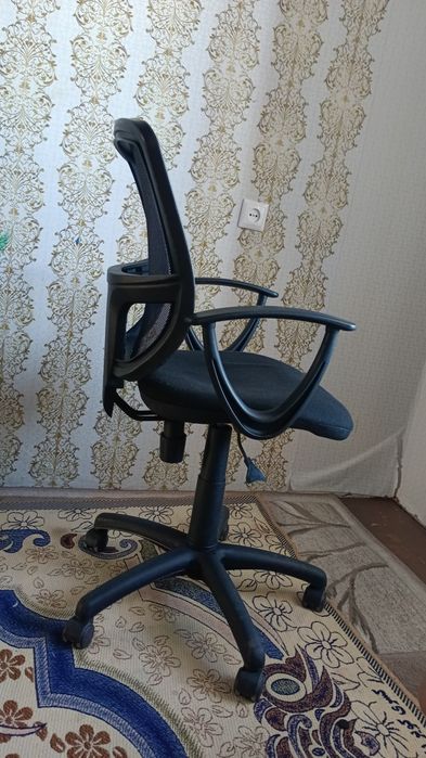 Офисное кресло почти новый