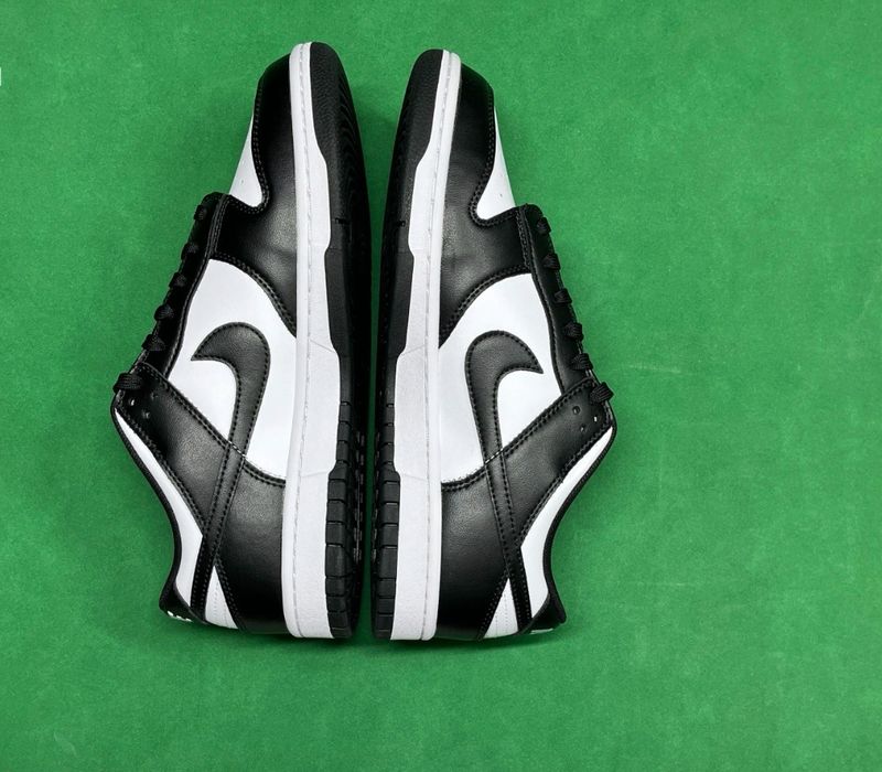 Panda dunks low black and white