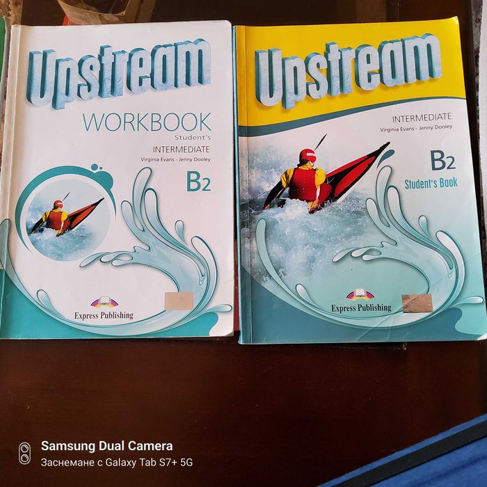 Продавам учебници и учебни тетрадки по английски език.