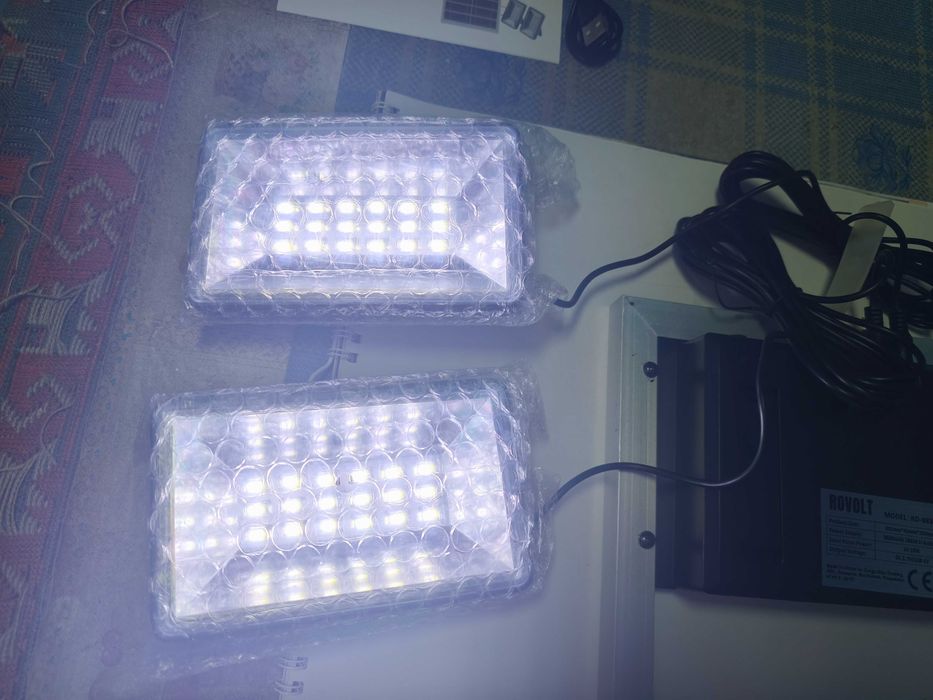 Panou solar cu 2 proiectoare si incarcare mobila