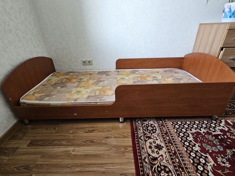 Кровать, с двумя шкафами