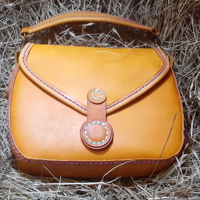 Ръчно изработени чанти и аксесоари от дъбена висококачествена кожа.