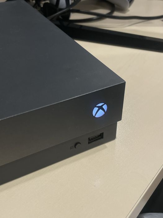 Продам xbox one x gold edition