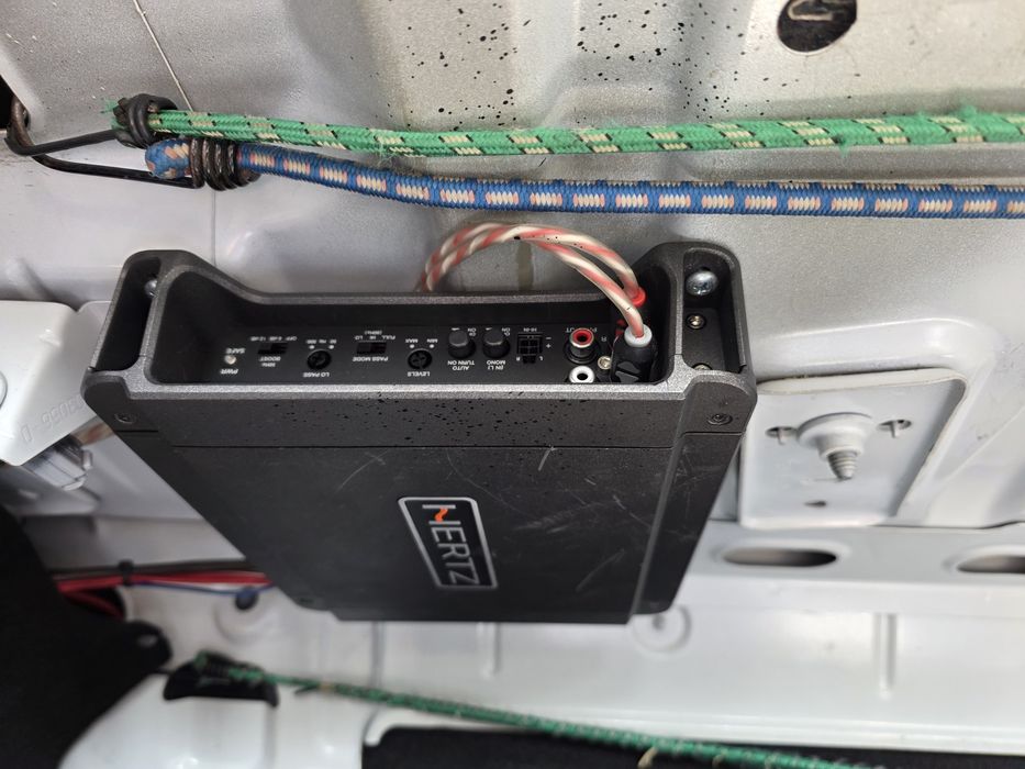 Subwoofer hertz 1000 W + stație amplificare