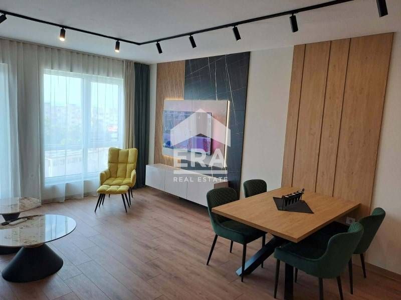 Двустаен, обзаведен, южен апартамент за продажба, с голяма дневна и мо