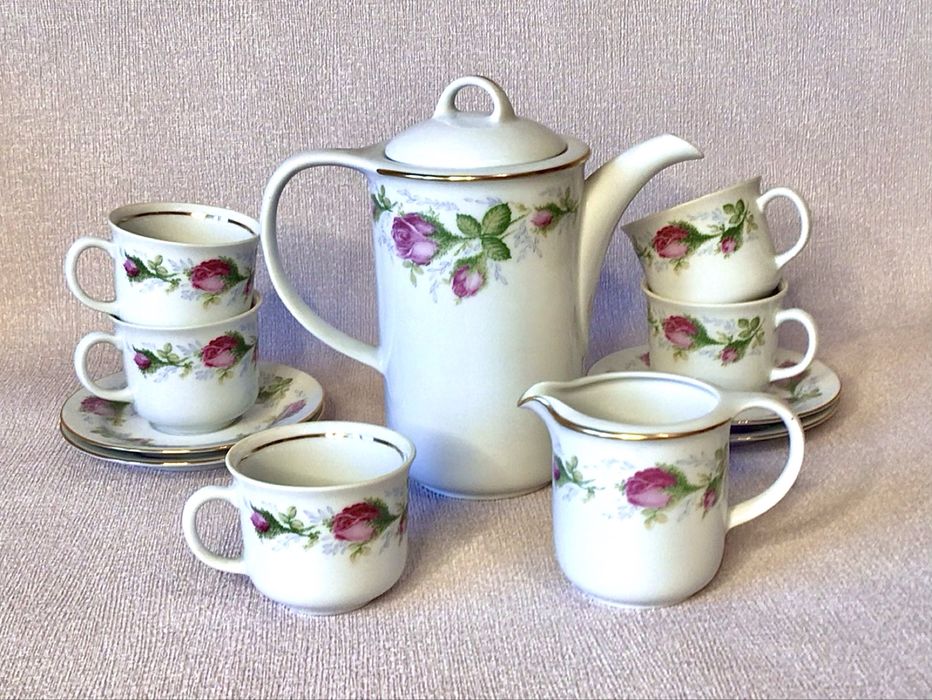 Сервизы, чайные наборы.
