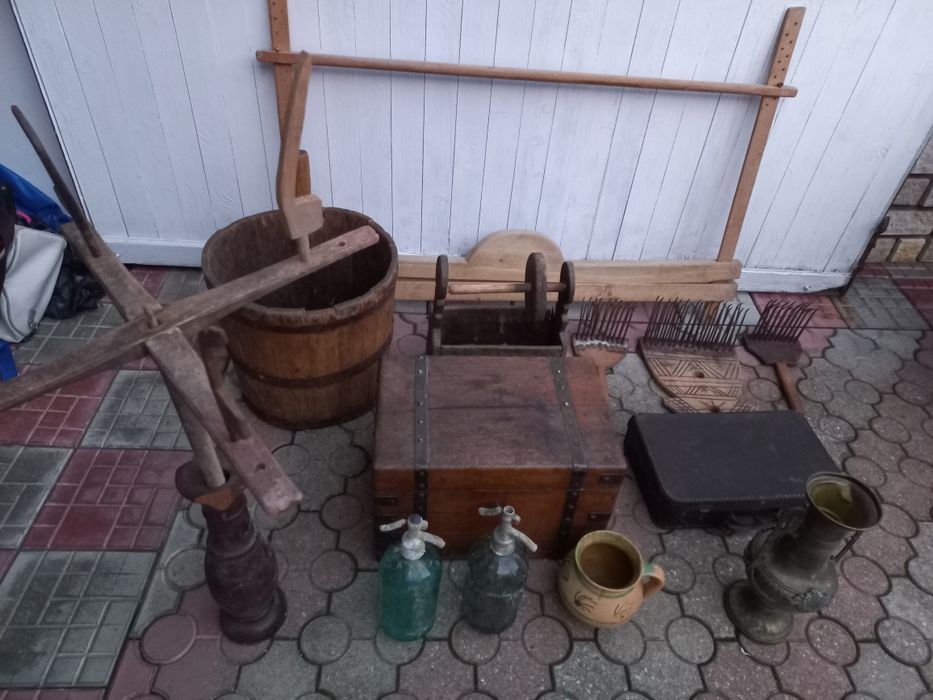 diverse obiecte vechi din lemn, ceramice,țesături război de țesut etc