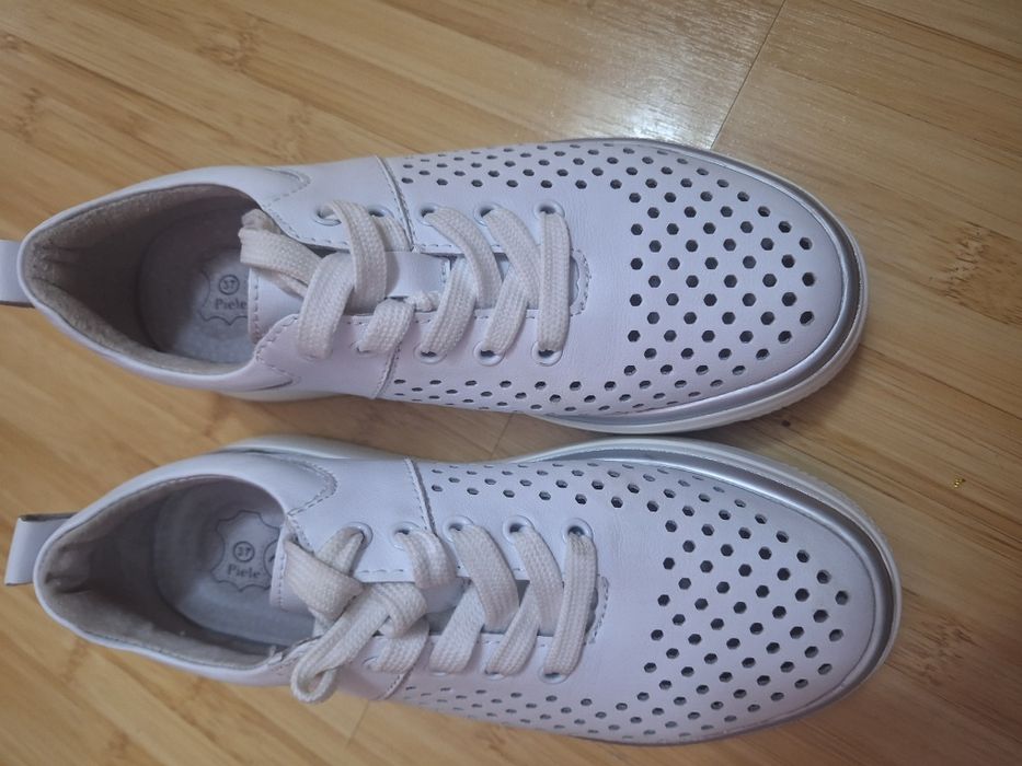 Adidasi din piele albi