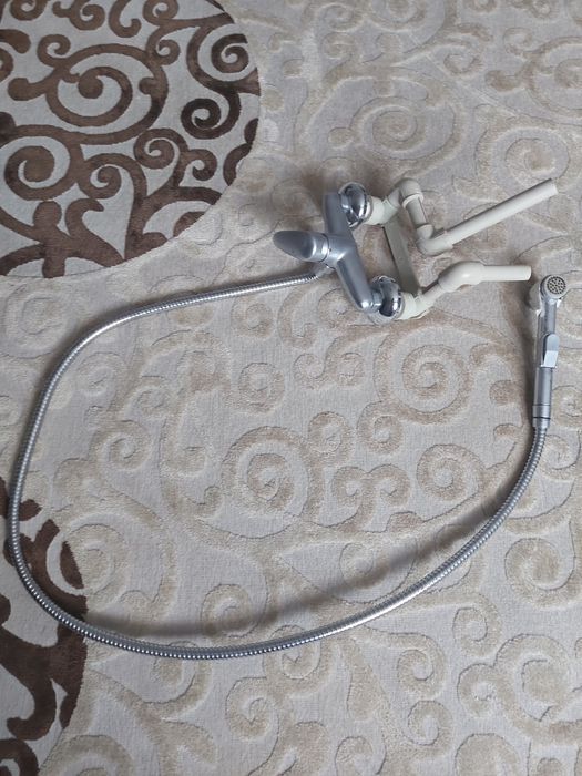 Продам смеситель с душем