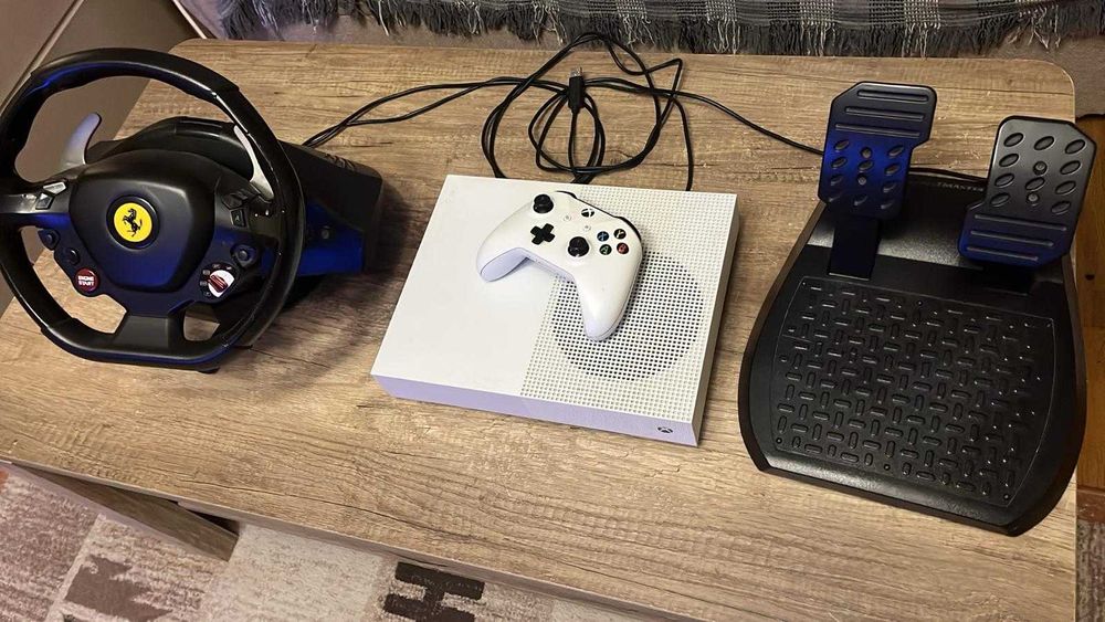Xbox One S digital 1TB si Thrustmaster Ferrari 458 Spider, compatibile.
