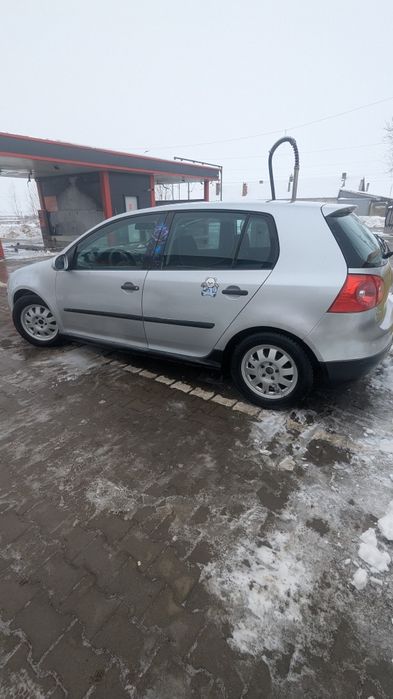 Vând Volkswagen Golf  5  Benzină – 2004 – 1700€ negociabil