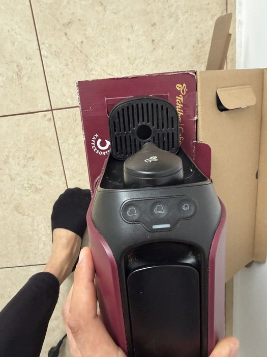 Aparat de cafea cu capsule aproape nou