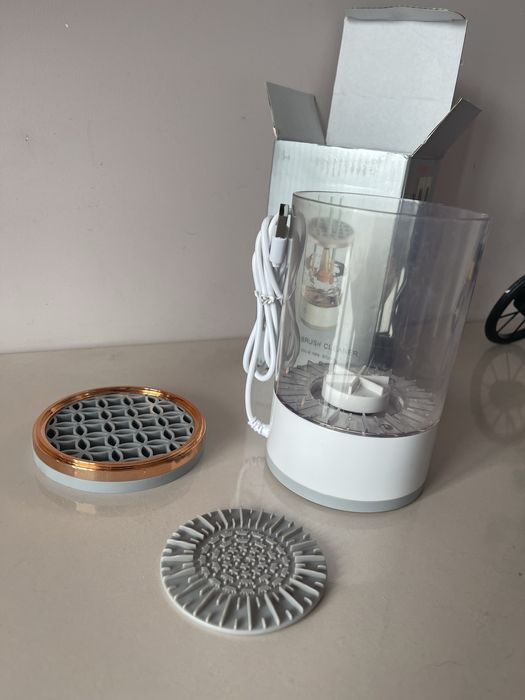 Чисто нова електрическа машинка за почистване на четки за грим