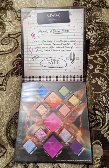 Палитра теней и румян.