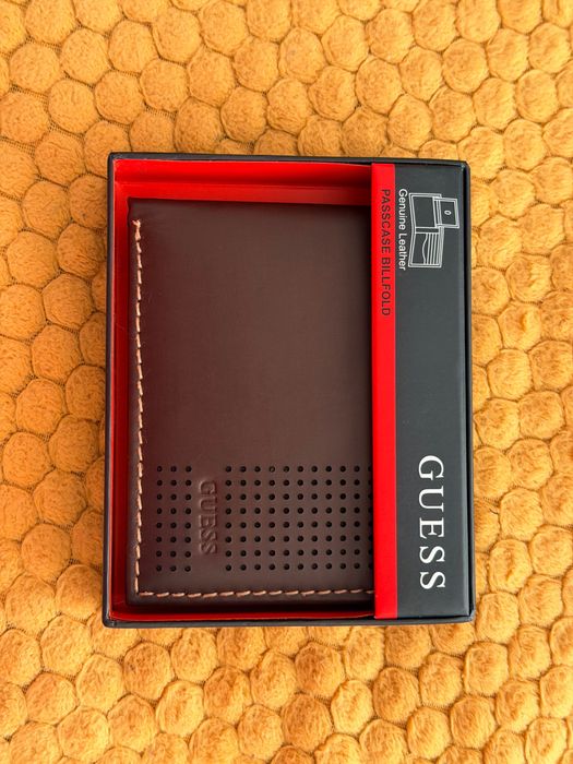 GUESS портфейл + кутия – перфектен за подарък