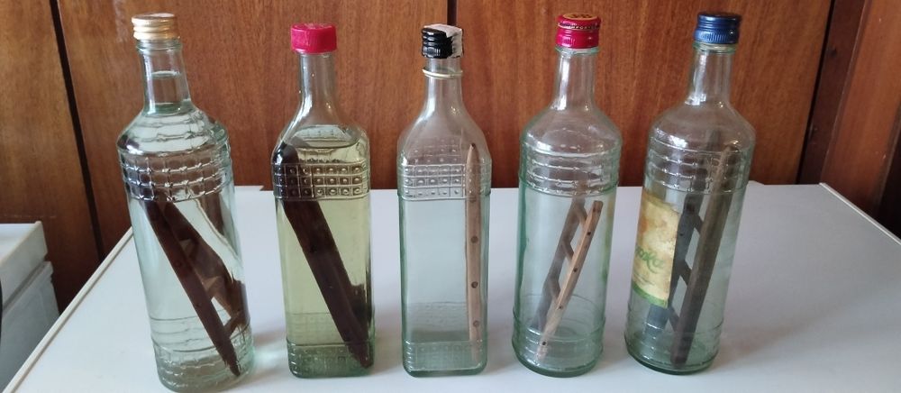 3 манерки за вода и 5 стъклени бутилки 0.7л със дървена стълба