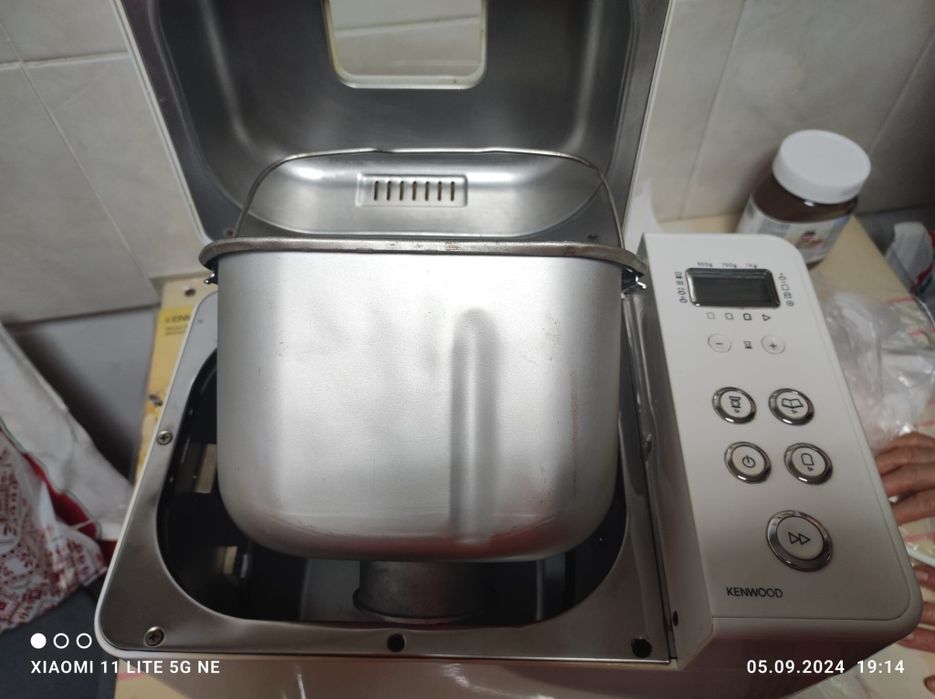 Masina de facut paine Kenwood BM 250