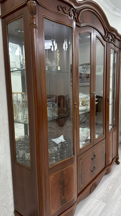 Сервант красный орех