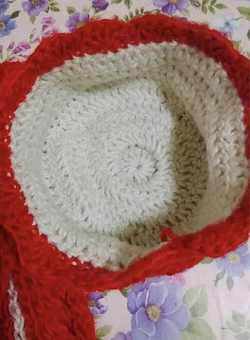 Set căciulă+fular-damă-model deosebit.