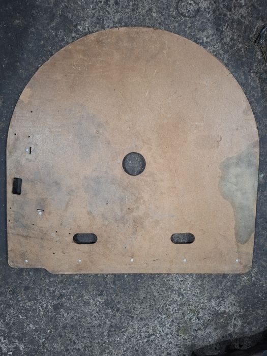 Пол в багажник Карина е