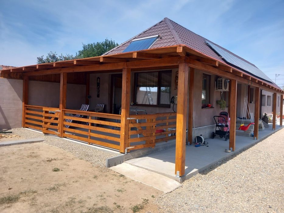 Casa din bustean și terase din lemn masiv