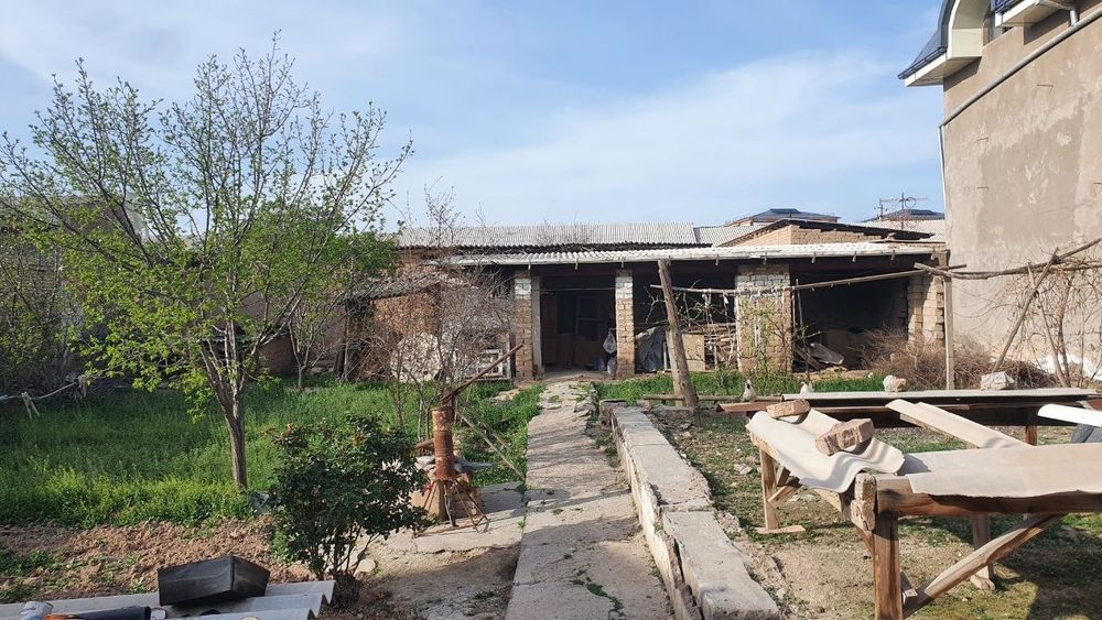 Kamsamol Chaman MFY 8 sotix uy sotiladi