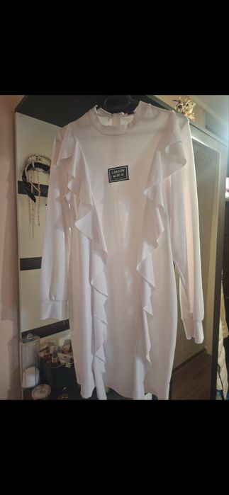 „Чисто нови елегантни дамски рокли размер M“