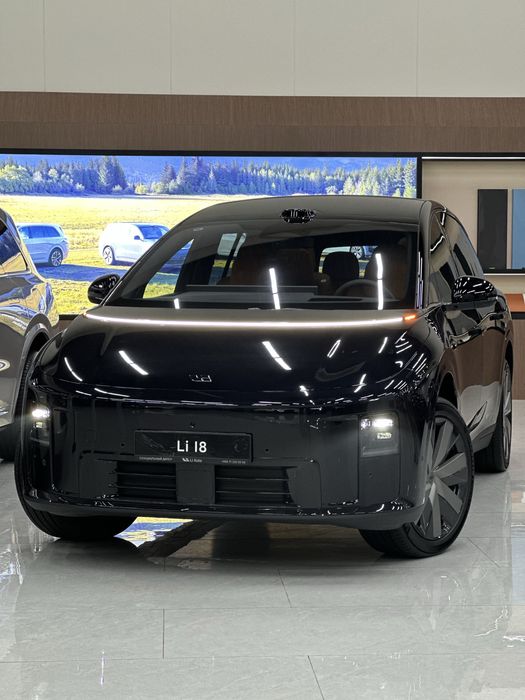 Продаю машину Li I8 Ultra года выпуска 2025 машина