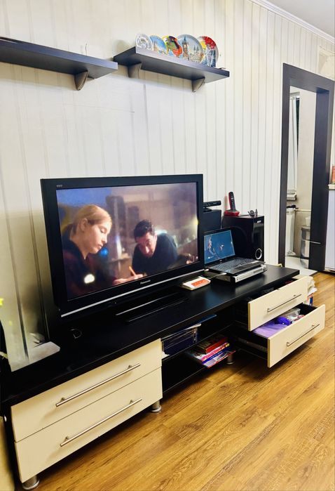 Продам Тумбу под ТВ и буфетный шкаф