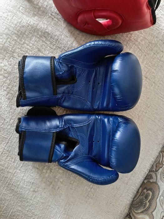 Продам перчатки и шлем боксерский