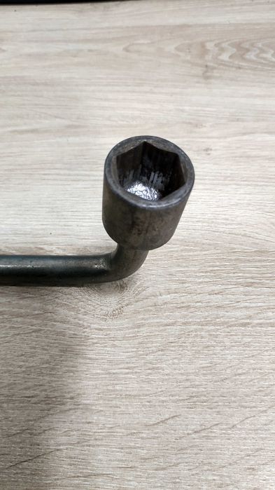 Г-образен ключ за монтаж демонтаж автомобилни гуми хром-ванадии 19mm.