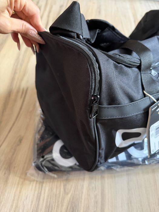 Чисто нов малък оригинален Сак Adidas Essentials Linear Duffel S !