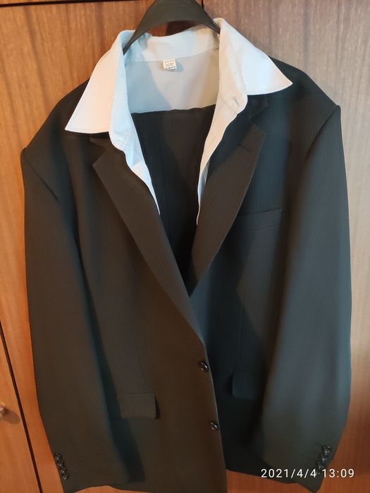 Продавам костюм за поводи