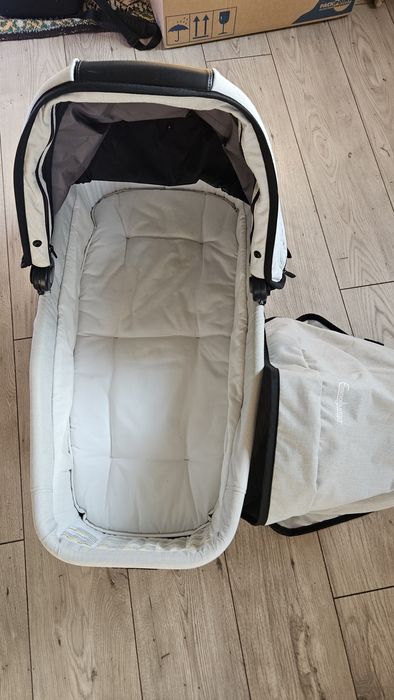 Vând cărucior Emmaljunga NXT90, 2 în 1 (landou + parte sport)