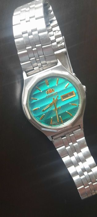 Model deosebit, inel in jurul cristalului fațetat in 12 laturi