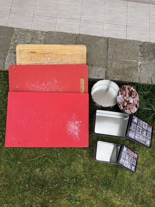 различни кутии и ковчези