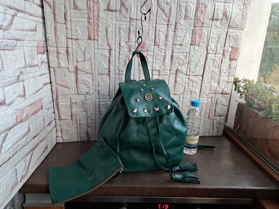дамска раница Mezzanotte,маркова чанта,зелена кожена раница-етествена