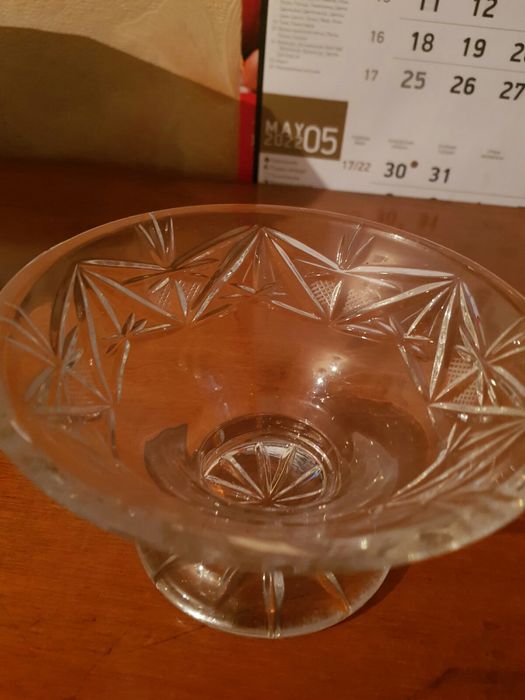 Кристални чаши, купи, плата