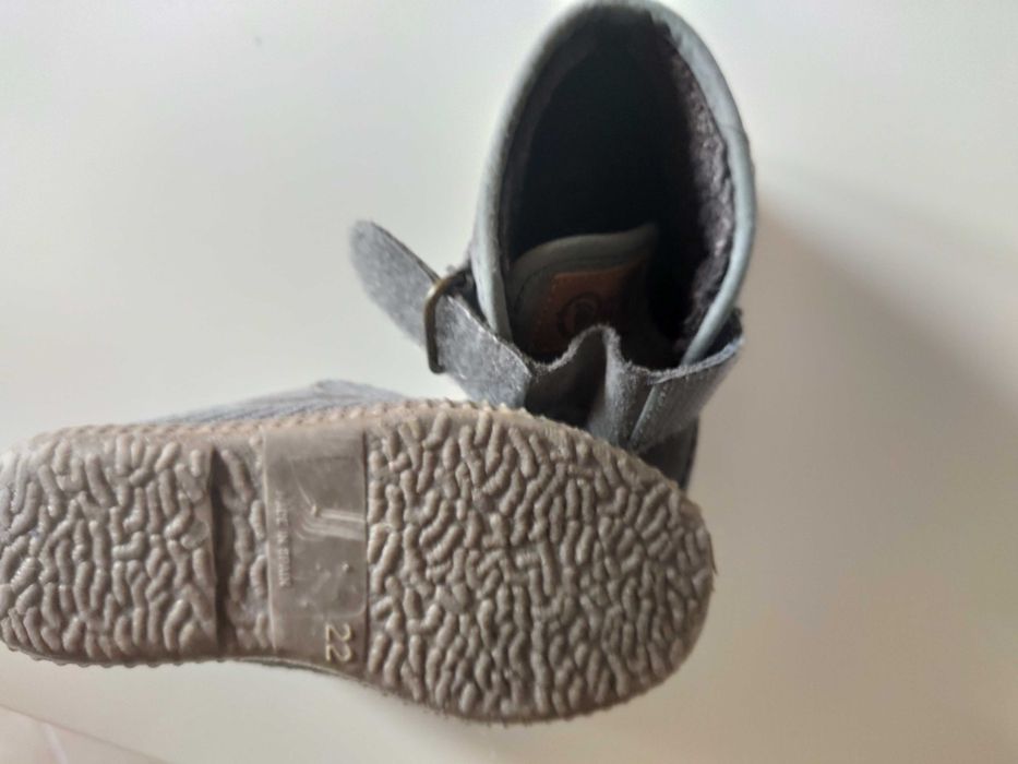 Детски боти и обувки.