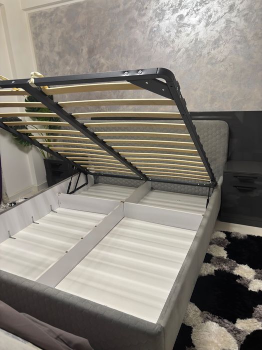 Vând pat 160x200 cu doua comode incluse - stare buna!