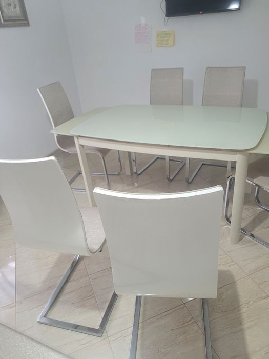 Vând  masă sticla plus 6 scaune
