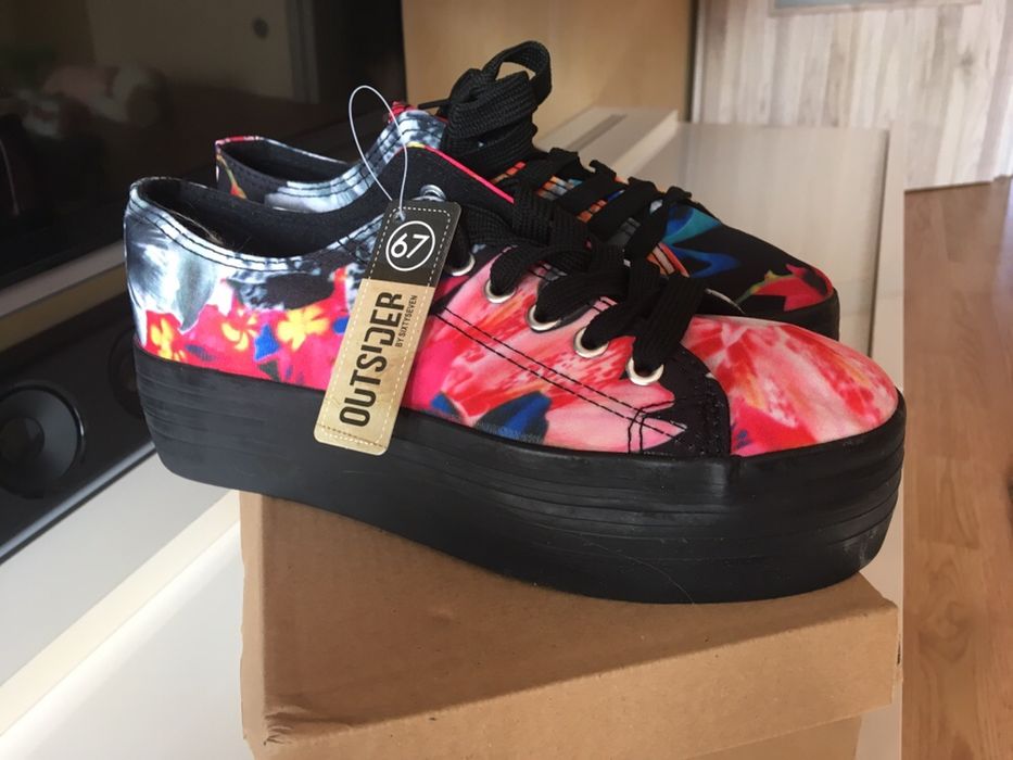 Шарени кецове на платформа